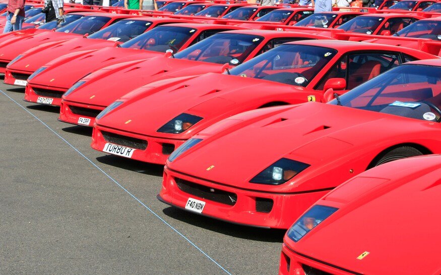 1987-Ferrari-F40-lineup-front-three-quarter-Silverstone-Classic.jpg