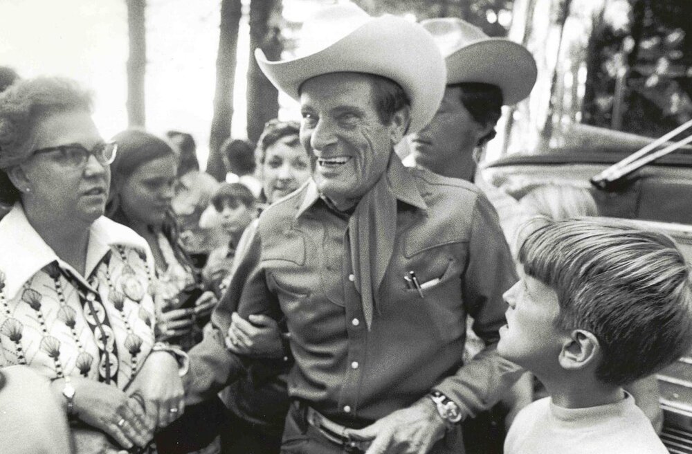 Ernest Tubb 1973 arriving some concert.jpg