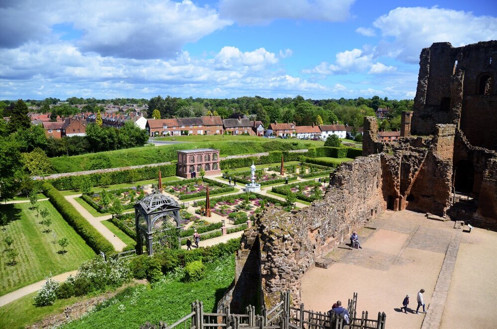 1941900949_KenilworthCastle-ElizabethanGardens3.thumb.jpg.fc319a43f231c367b330fb7acbd82dab.jpg